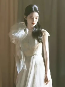 Quick Wear: the Female Supporting Role is Pampered Again